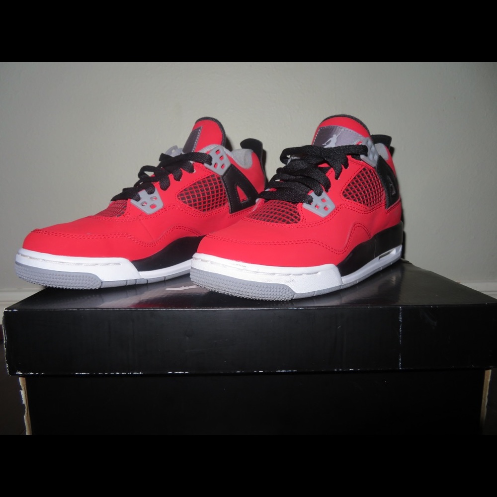 Air Jordan 4 Retro (GS) size 4Y